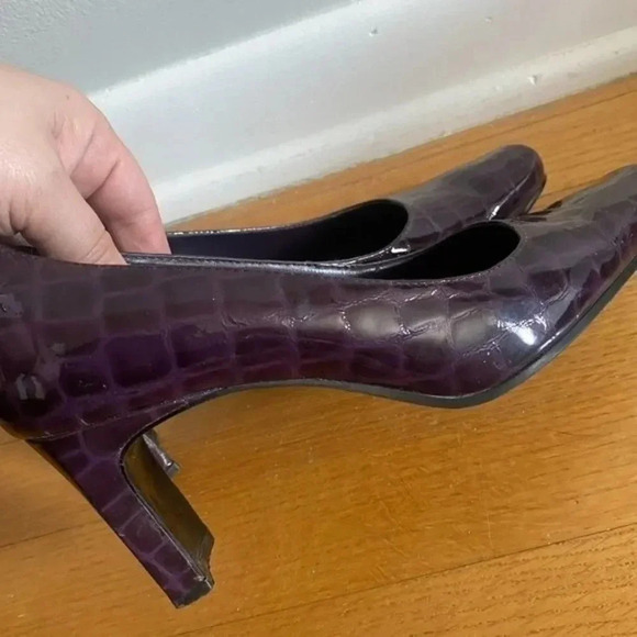 Bandolino Purple Snake Skin Heels - Picture 13 of 13